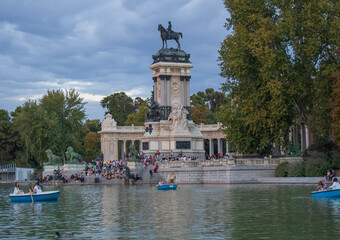 Fototapeta na wymiar View of the beautiful lake in front of the Alfonso XII monument in the Retiro Park in Madrid.