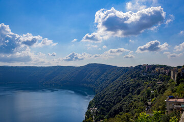 Le lac Albano en Italie