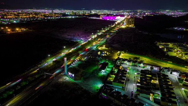 Hyperlapse de carretera en Queretaro junto a plaza comercial durante la noche con mucha iluminaci&oacute;n. Video con drone