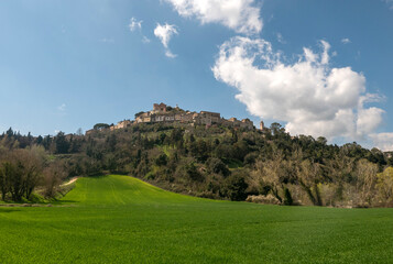 Fototapeta na wymiar luminosa vista del villaggio di Amelia in Umbria, in una giornata assolata