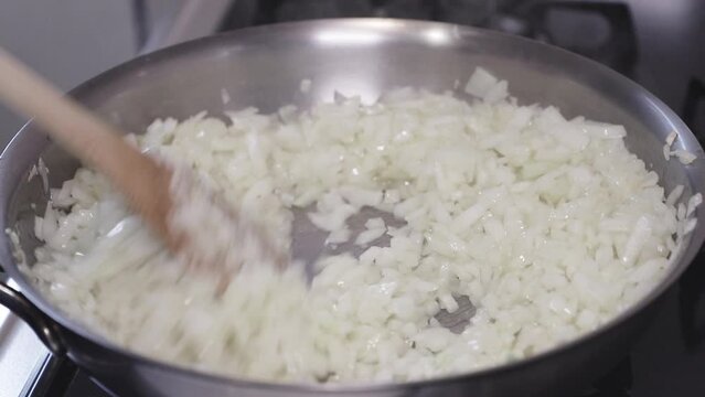 みじん切りのニンニクと玉ねぎをフライパンで炒める　前半