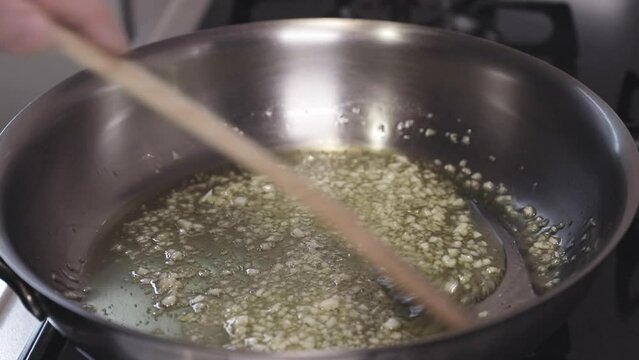 みじん切りのニンニクをオリーブオイルでゆっくり炒める