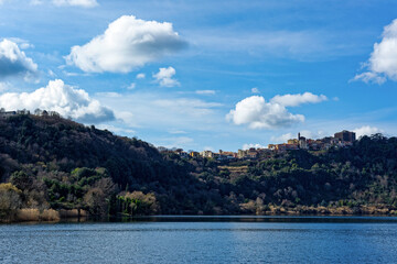 Le lac Albano en Italie
