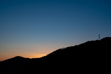 夕焼けと山のシルエット