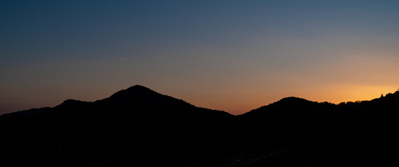 夕焼けと山のシルエット