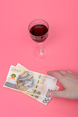 Płacenie gotówką za kieliszek wina