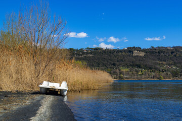 Fototapeta na wymiar Les rives du lac Albano en Italie