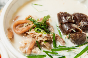 A dish made by boiling meat, tofu, bean sprouts, green onions, seonji, vermicelli, shiitake mushrooms, etc. in a pig's intestines, seasoning them, tying both ends together, and boiling it.