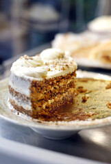 tarta de zanahorias con almendras y nata en mostrador de cafetería