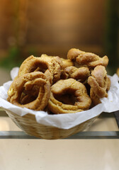 rosquillas tradicionales de aceite en cesta de mimbre