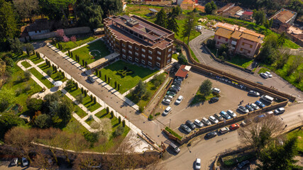 Aerial view of a residential building with private garden and parking for cars.