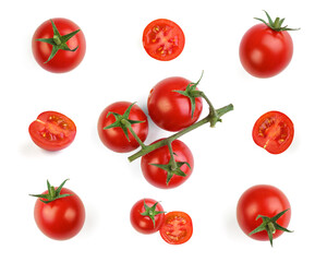 Pomidory koktajlowe na białym tle
