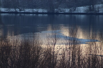 Kra pływająca zimą po jeziorze