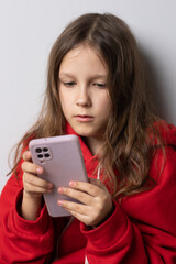 Naklejka premium portrait of a girl with a phone
