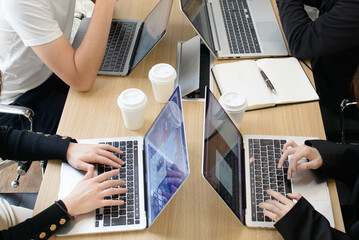 オフィスでミーティングをする男女　ビジネスシーン　IT企業