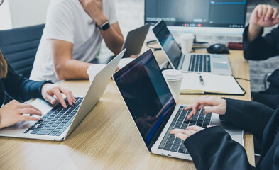 オフィスでミーティングをする男女　ビジネスシーン　IT企業