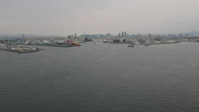 航空撮影した大阪湾のコンビナートの全景風景