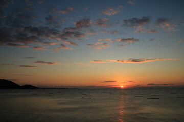 兵庫県たつの市御津町室津から見た牡蠣筏並ぶ播磨灘の日の出