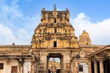 Obraz premium Virupaksha Temple medieval architecture with intricate carvings at Hampi Karnataka, India. 