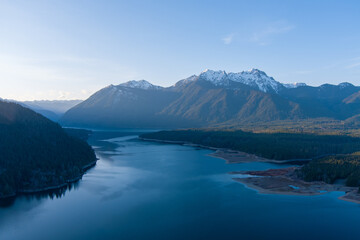 Naklejka premium Aerial view of Lake Cushman and the Olympic Mountains of Washington State at sunset