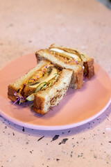 Sandwich de portobello a base de plantas, comida vegana y cole slaw 