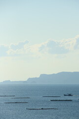 兵庫県たつの市御津町室津から見た牡蠣筏並ぶ播磨灘の朝の風景