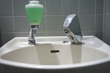洗面台のシンクに備え付けの石鹸と水道