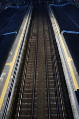 高架上から夜の線路を見下ろす