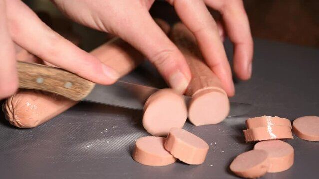 un wurstel viene tagliato a rondelle in una cucina di casa