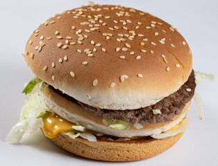 Doppel Hamburger auf weißen Hintergrund zum Freistellen