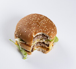 großer Doppel Hamburger auf weißen Hintergrund zum Freistellen