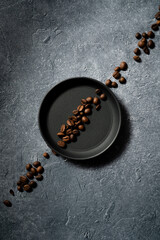 średnio palone ziarna kawy arabica, kawa ziarnista na talerzyku na betonowym kamiennym tle medium...