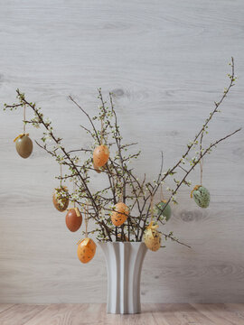 Osterstrau&szlig; mit bl&uuml;henden Zweigen