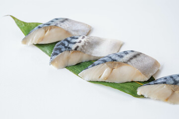 白い背景の塩サバの切り身