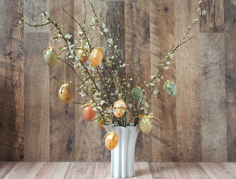 Osterstrau&szlig; mit bl&uuml;henden Zweigen in einer Blumenvase