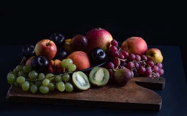 still life with fruits, mesa con frutas sobre tabla