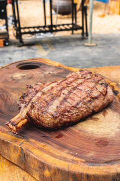 Carne bovina assada na brasa com parrilla
