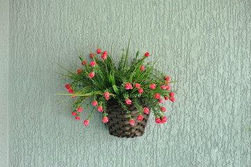flor em vaso suspenso na parede 