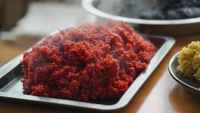 The process of making five-color glutinous rice, the traditional food of Chinese Qingming Festival