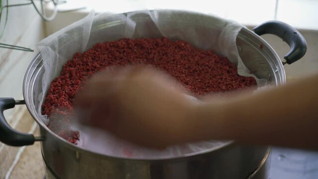 The process of making five-color glutinous rice, the traditional food of Chinese Qingming Festival