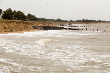 Tempête marine provoquant l'érosion et le recul d'une dune malgré des épis de protection. La Guérinière, Noirmoutier