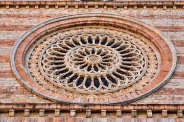 assisi, italien - rosette an der basilika santa chiara