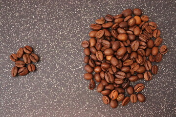 Ziarna kawy na czarnym, brokatowym tle