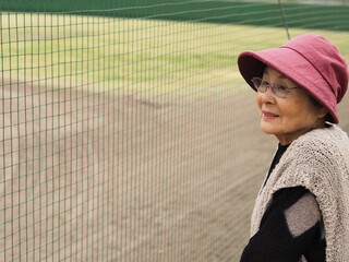 野球場へ応援に来た高齢女性