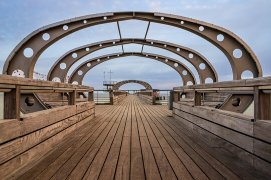 Stahlbogen über der Seebrücke in Kellenhusen an der Ostsee