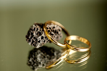 piedra volcánica, piedra, negro, anillos, anilla, oro, metal, boda, compromiso