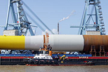 Windkraftanlage Bauteile Verladung mit Schlepper
