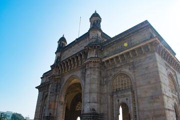 Fototapeta na wymiar Gateway of India with beautiful blue sky in Mumbai Maharashtra.