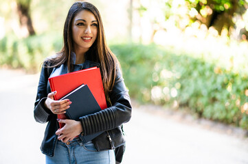Fototapeta premium Female student outdoor smiling in a college park