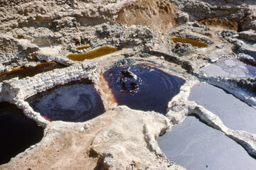 homme travaillant dans une saline à Bilma au Niger en 1976